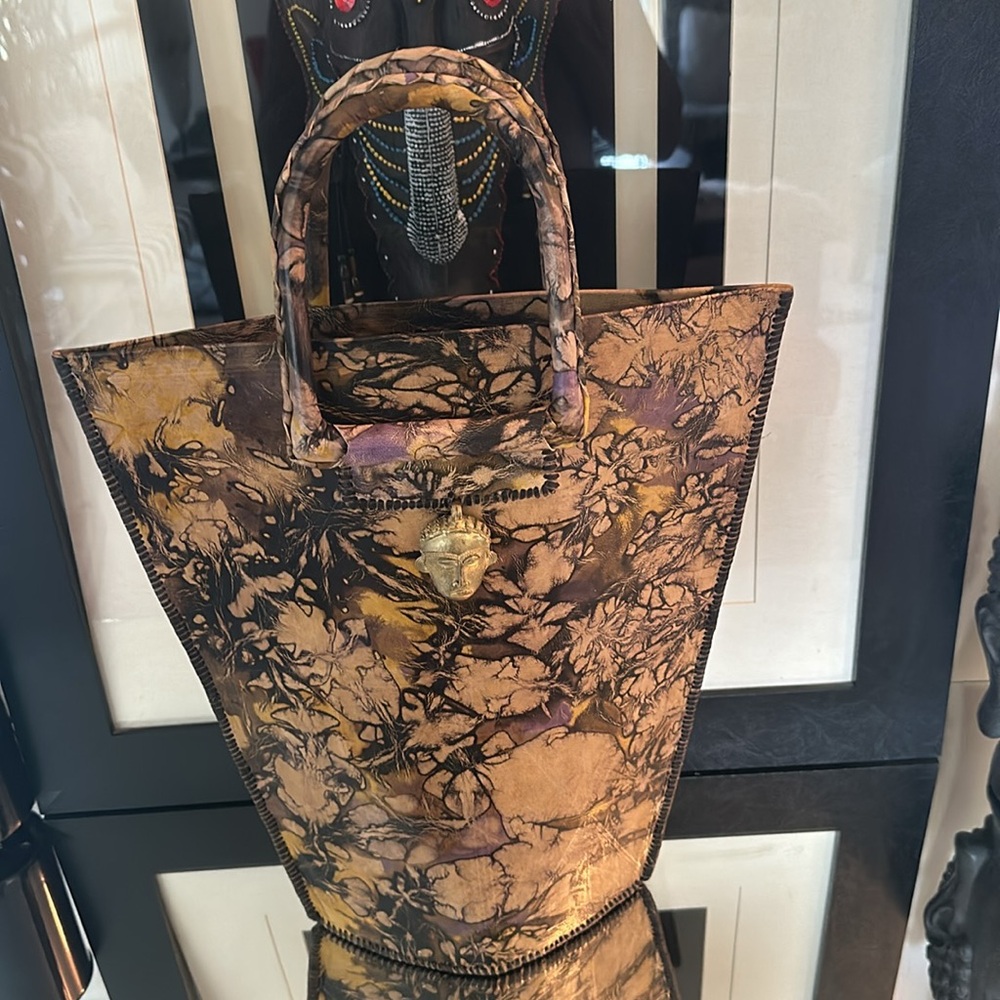 Authentic Beautiful Triangle Shape Molten Lather … - image 1